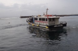 男鹿島へ渡る船