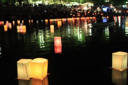広島元安川の灯籠流し