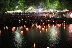 広島元安川の灯籠流し