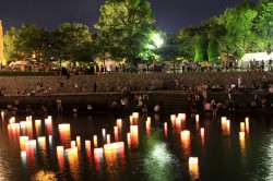 広島元安川の灯籠流し