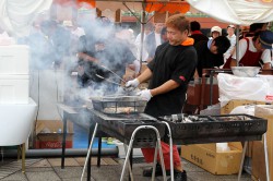 店舗の裏でホルモンを焼くお店