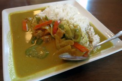 花HANA食堂のココナッツチキンカレー