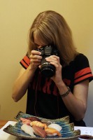 寿司を撮るルーシー