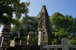 住吉神社の清盛塚と琵琶塚