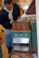 次郎長屋の鰹節削り機