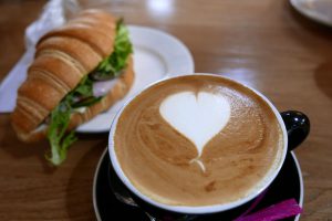 ホビット村のカフェで昼食