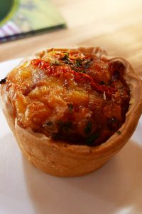 ホビット村のカフェで昼食パイ