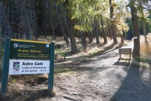 マウントジョンへのハイキングコース